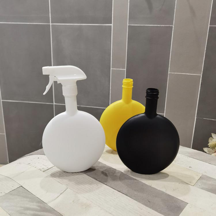 New design colored flat round 16oz plastic spray bottles with trigger sprayer