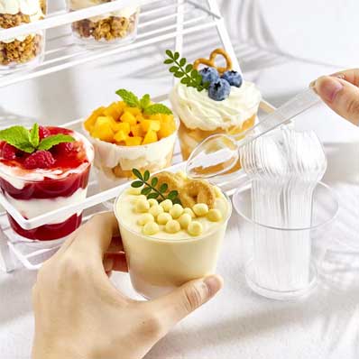 Wholesale food safe clear round 8oz plastic serving cups with lids and spoon for appetizers fruit parfait and trifle