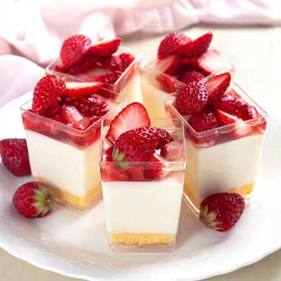 Wholesale food safe clear round 8oz plastic serving cups with lids and spoon for appetizers fruit parfait and trifle